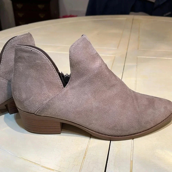 SODA BOOTIE size 8 light taupe swead - Picture 4 of 4